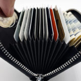 ミニ財布にカードとお金を入れてる画像